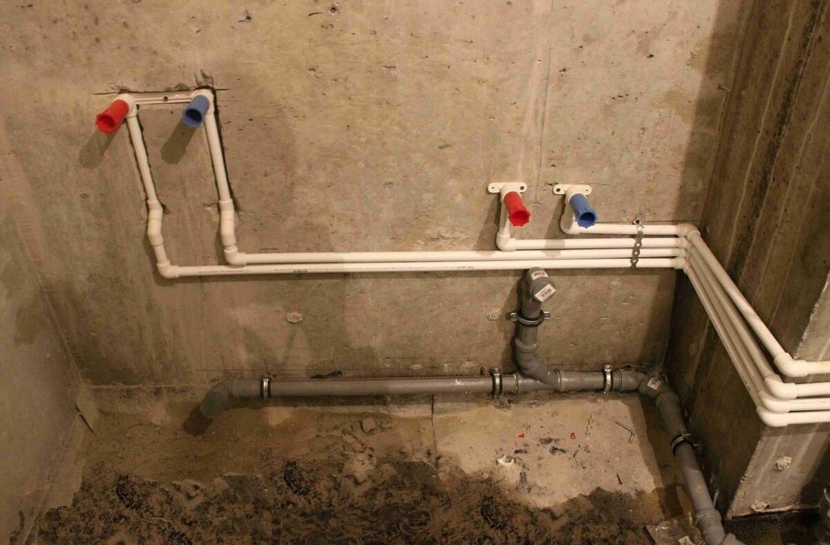 Разводка воды в ванной. Тройниковая разводка водопровода. Правильная разводка полипропиленовых труб. Прокладка водопровода в ванной. Разводка труб в ванной.